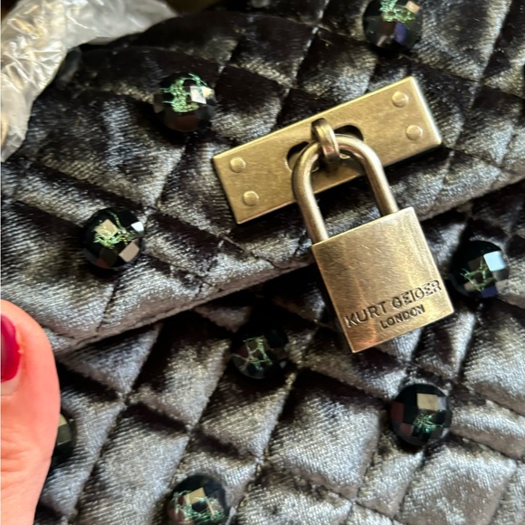 Authentic KURT GEIGER LONDON Velvet magnetic closure convertible Crosby/shoulder - Picture 3 of 16